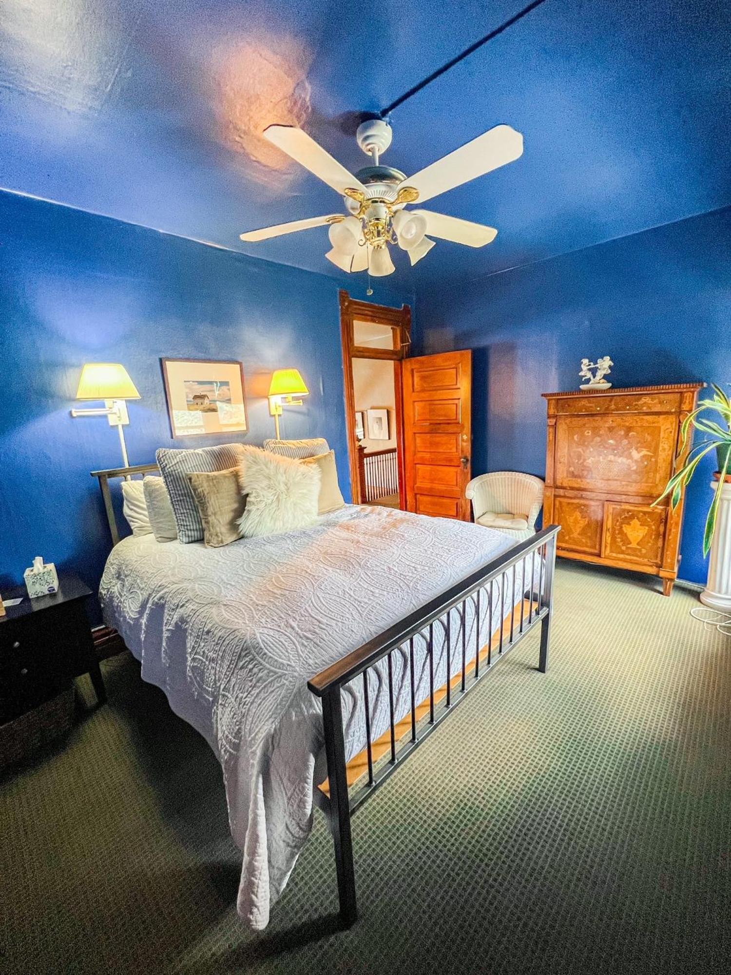 Off Broadway B & B DEN Exterior photo